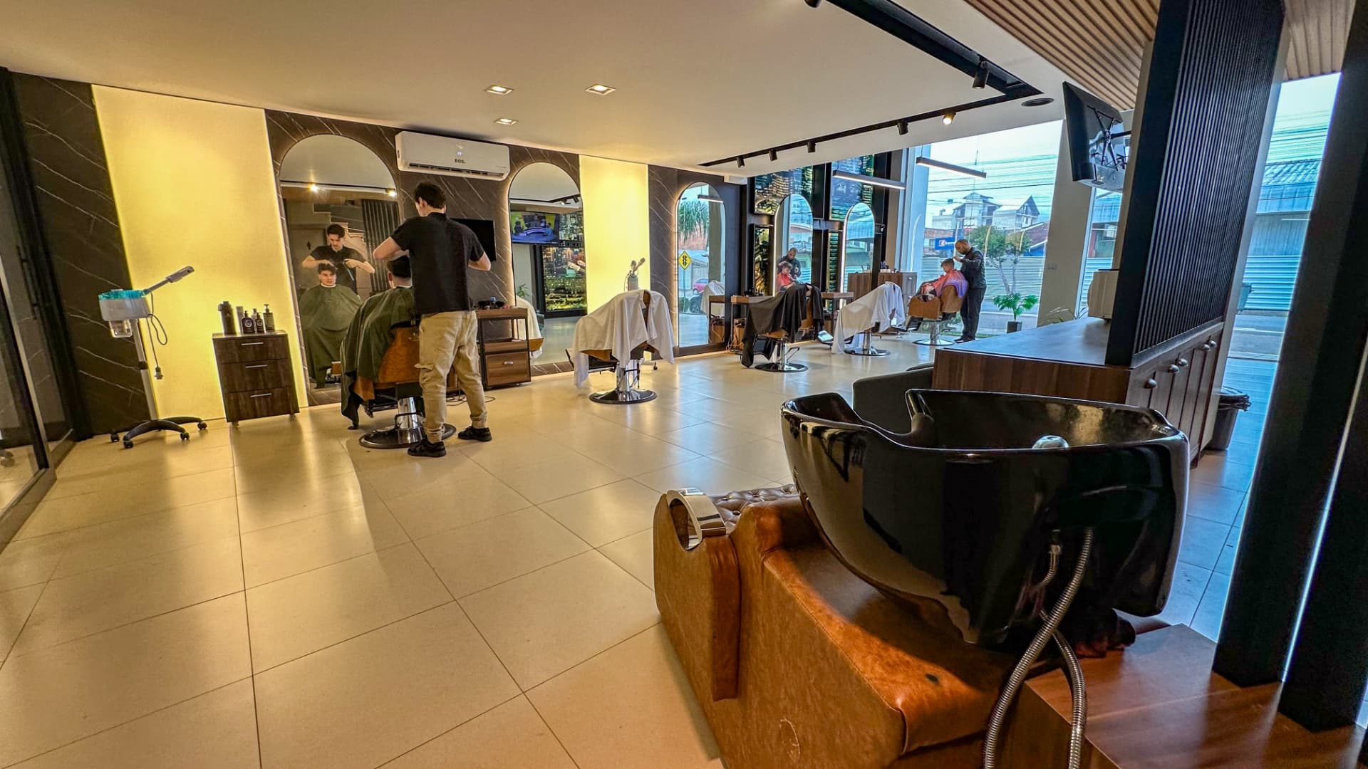 Barbeiro atendendo cliente