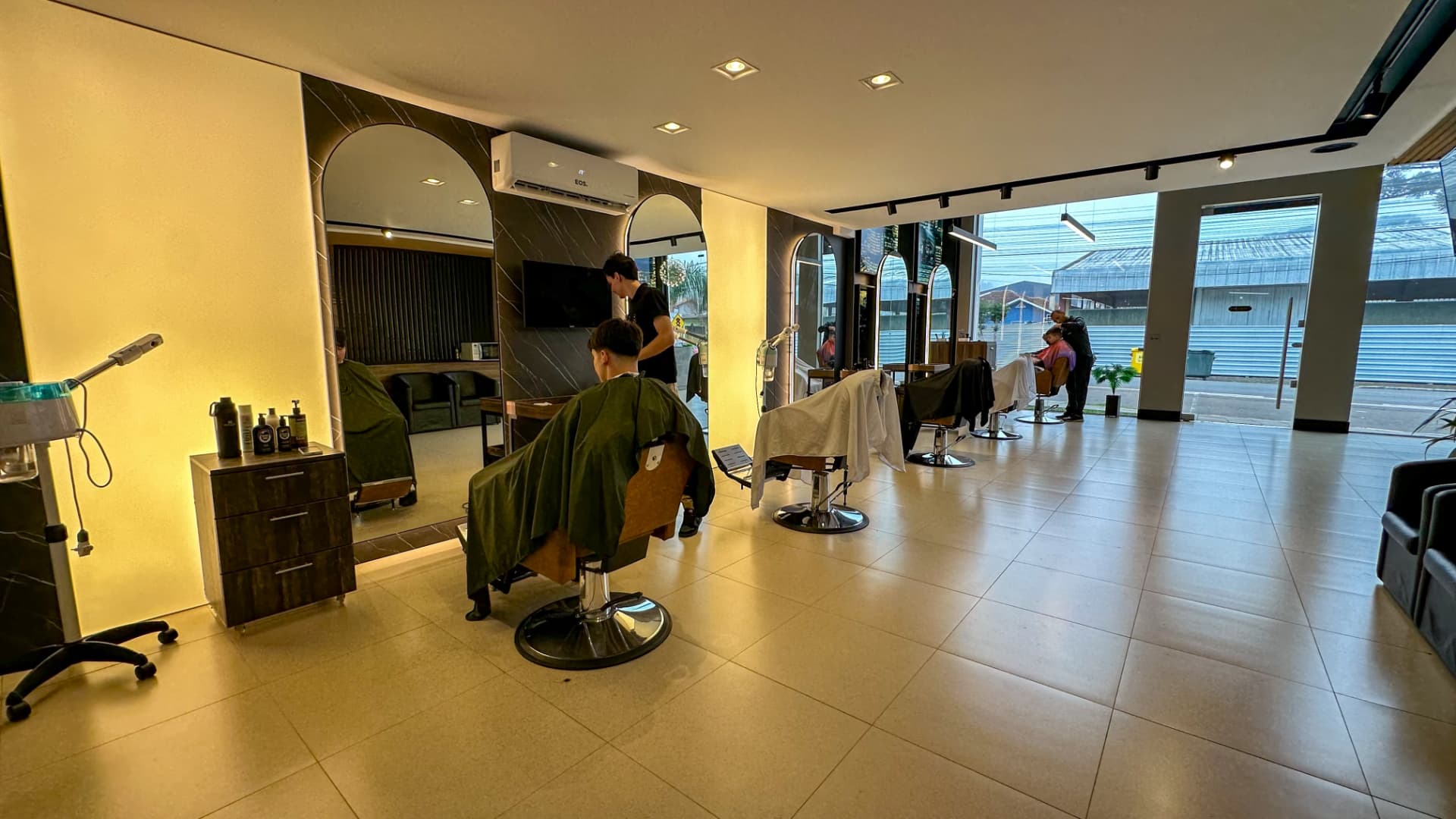 Interior da barbearia Gerônimo Tesoura e Navalha em Flores da Cunha